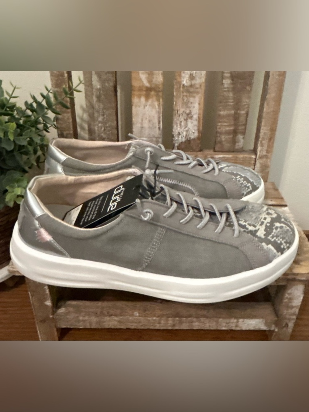 HEY DUDE Sz 7 WOMEN'S KARINA SILVER PYTHON SLIP ON CASUAL SHOES
